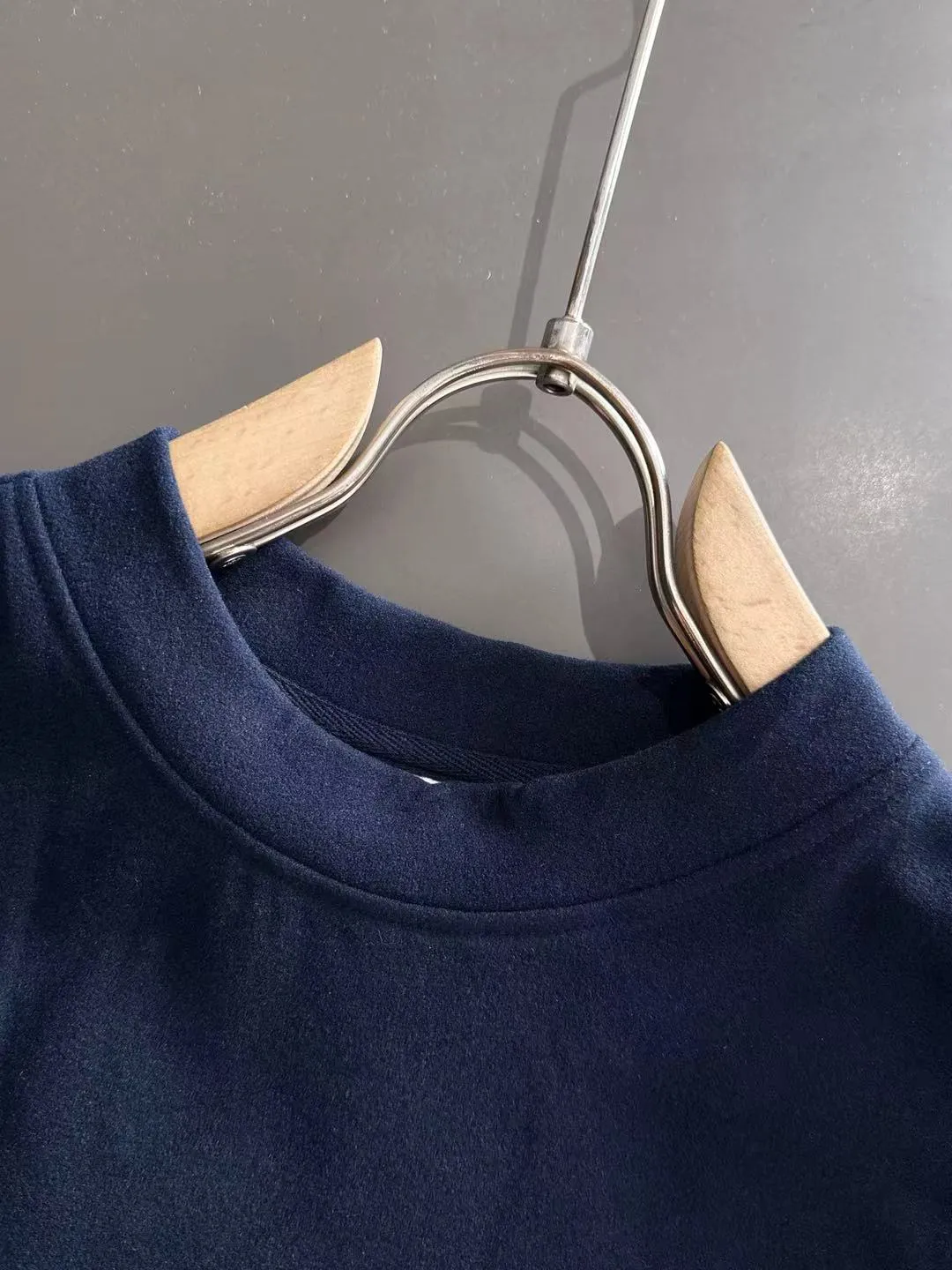 Next day shipment P360 Stone lsland/Stone Island Exclusively launches 25ss autumn and winter new products. Many stars share the same style. Craftsmanship that ordinary small workshops cannot copy. We are not afraid of any challenges in terms of materials, detail restoration and craftsmanship, just to provide you with wonderful products. Compare the top original versions at will. No expense is spared just to do better. Unique imported fabric feel. Purely imported German machine production. Precision operation. Thousands of needles density. Full set of new accessories with three standards for simultaneous customization. The upper body is versatile and fashionable. A perfect choice for autumn and winter, a must-have item. Size chart: M to XL (or state your height and weight when placing an order)